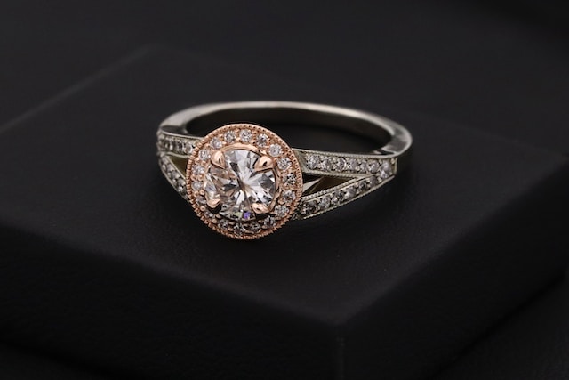 Gold & Diamond Ring Set in 18 Carat WHite Gold